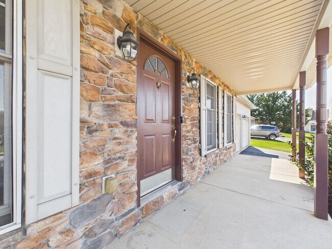 Building Photo - Gorgeous 3 Bedroom Single Family