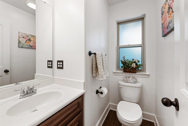 Building Photo - 1806 Lakeshore Cir