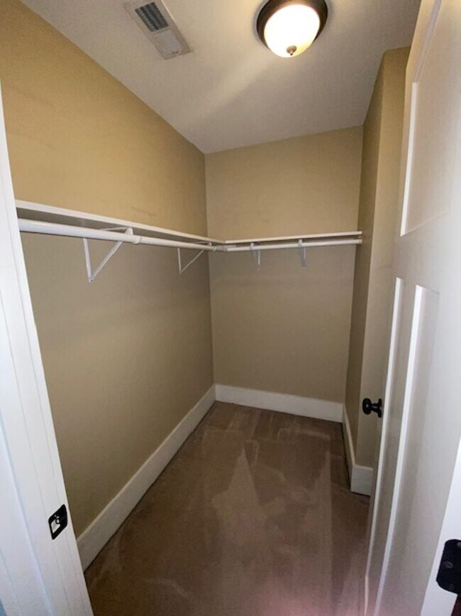 Building Photo - 3 Bedroom 2 Bath Townhouse