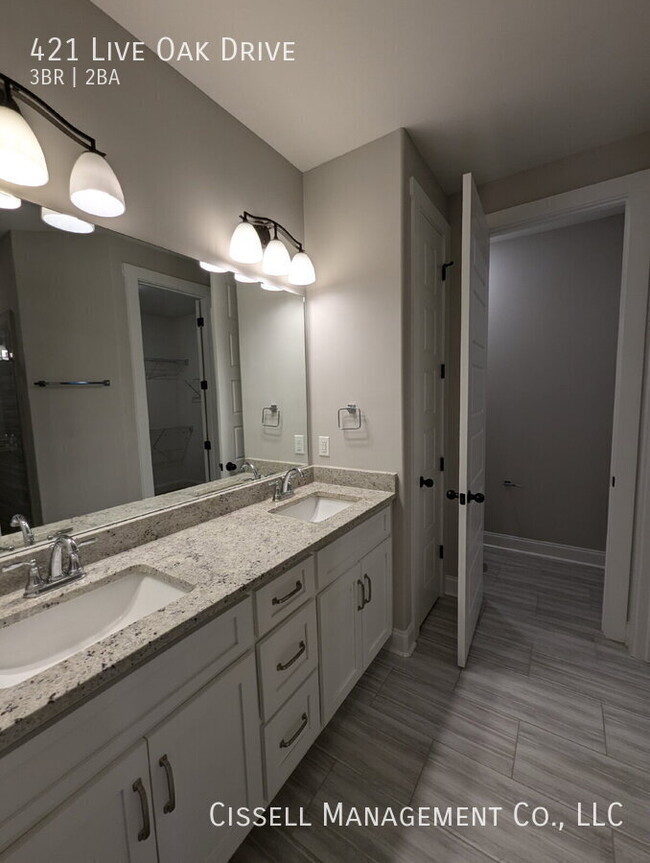 Building Photo - 421 Live Oak Dr
