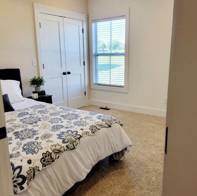 Building Photo - Modern 3-Bedroom Townhome with Pool Access Near Downtown Cookeville