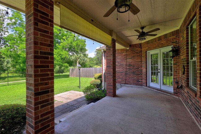 Building Photo - 108 Oak Creek Ln