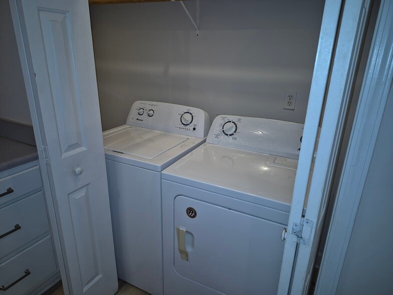 Building Photo - 584 Seminole Ave NE