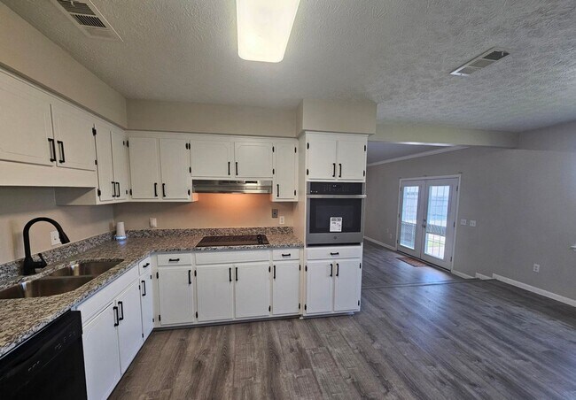 Building Photo - Adorable move-in ready home 3 bedroom 2 bath