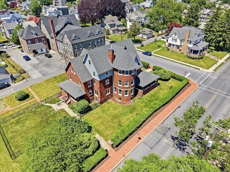 Building Photo - 606 5th St
