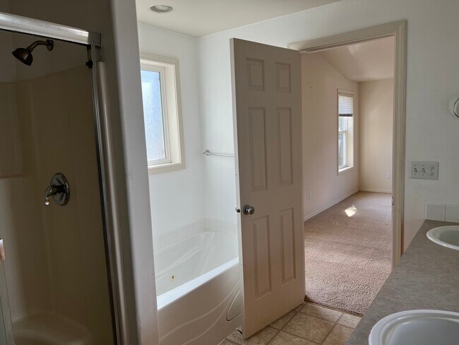 Master bathroom - 11605 NW 37th Ct