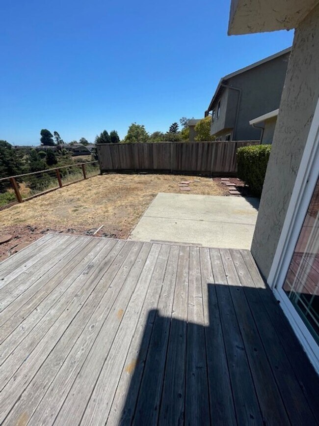 Building Photo - Four bedroom two and half bath on the uppe...