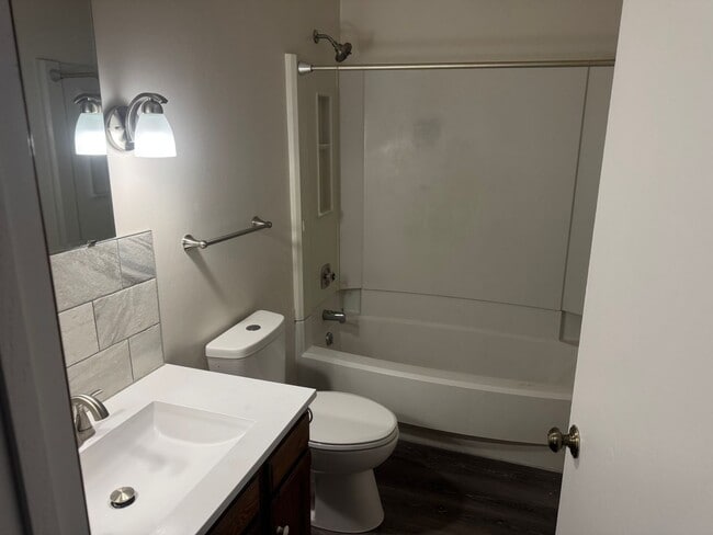 Building Photo - 1376 Red Tail Hawk Dr