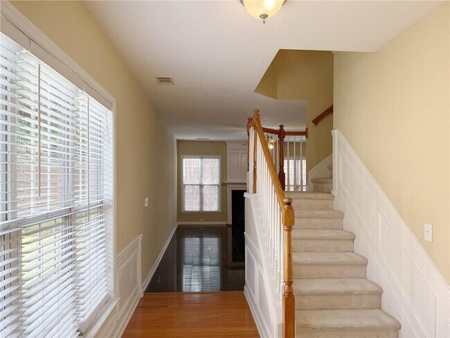 Building Photo - 2442 Fairlie Dr