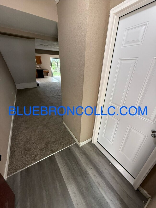 Building Photo - 2 bedroom 1.5 bath with attached garage, G...