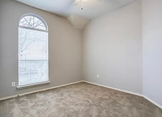 Building Photo - 8401 Greenfield Dr