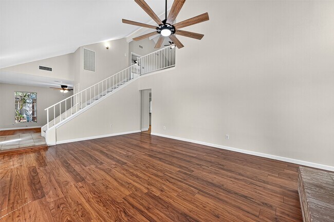 Building Photo - 813 Lakeview Dr