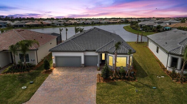 Building Photo - 818 SE Courances Dr