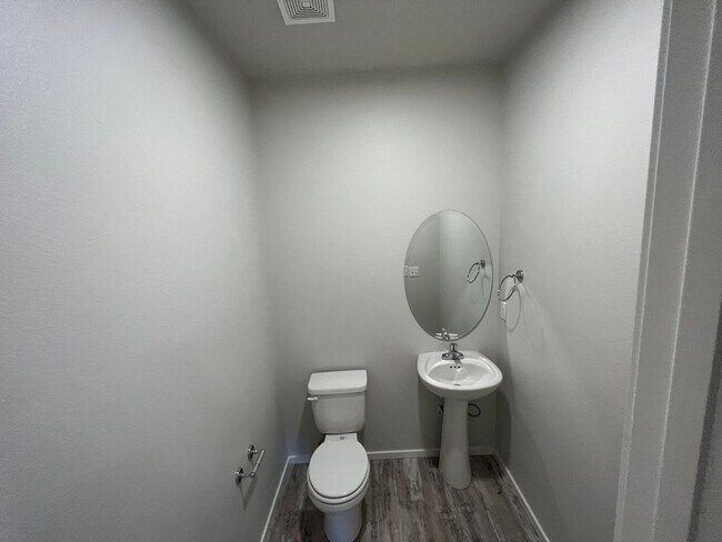 Building Photo - Beautiful 3 Bed 2.5 Bath Townhome in North East Fort Collins!