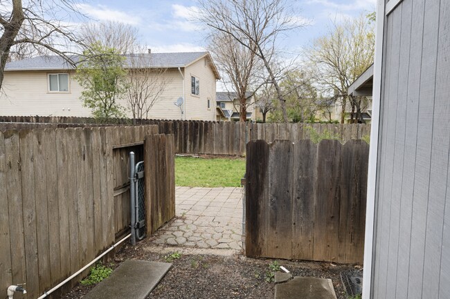 Building Photo - Huge Three Bedroom Townhouse with Garage and Backyard!