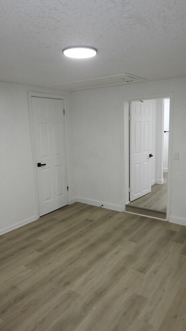 Building Photo - Newly rehabbed fully rehabbed 4 bed 2 bath...