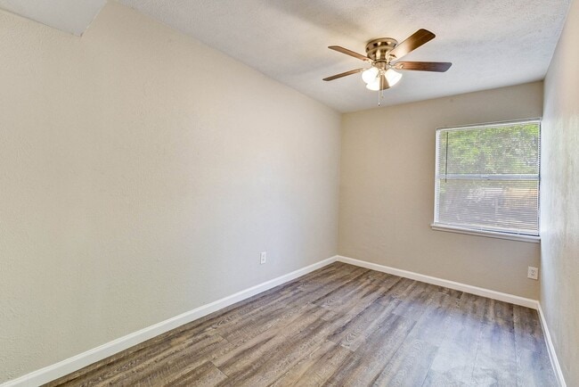 Building Photo - Spacious Home in Hockley – Move-In Ready!