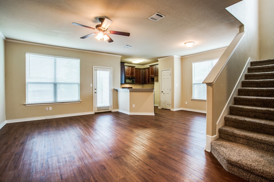 Building Photo - 417B Castleridge Dr