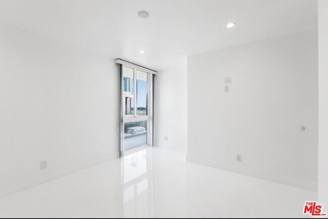 Building Photo - 2419 Ocean Front Walk