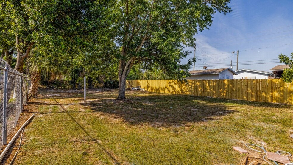 Building Photo - 1610 N Goldenrod Rd