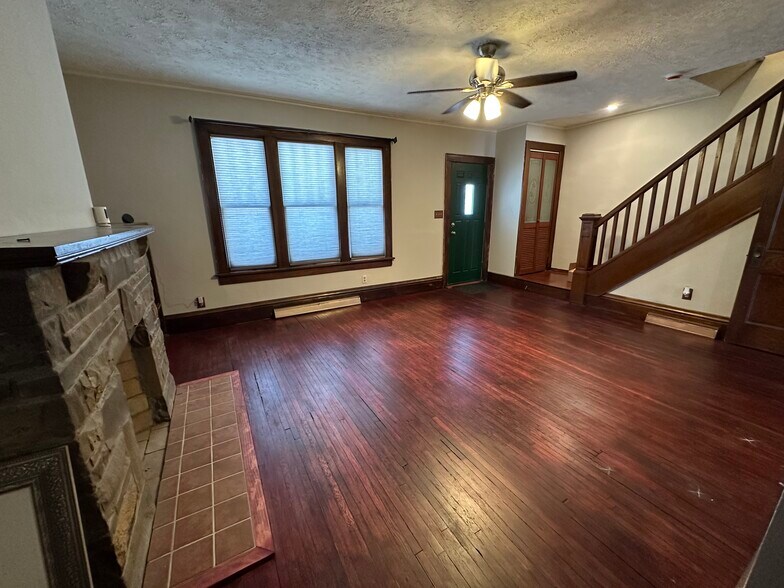 Building Photo - 784 Carpenter St