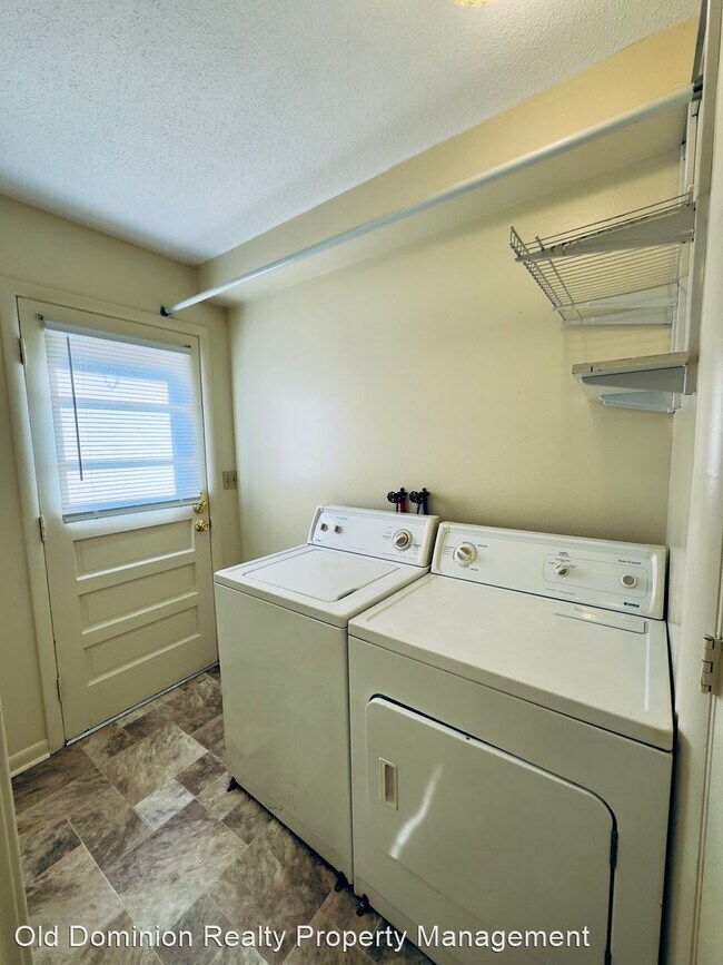 Building Photo - 2 br, 1.5 bath House - 548 Roosevelt Street