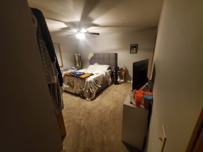 Master Bedroom - 956 Roseland Dr