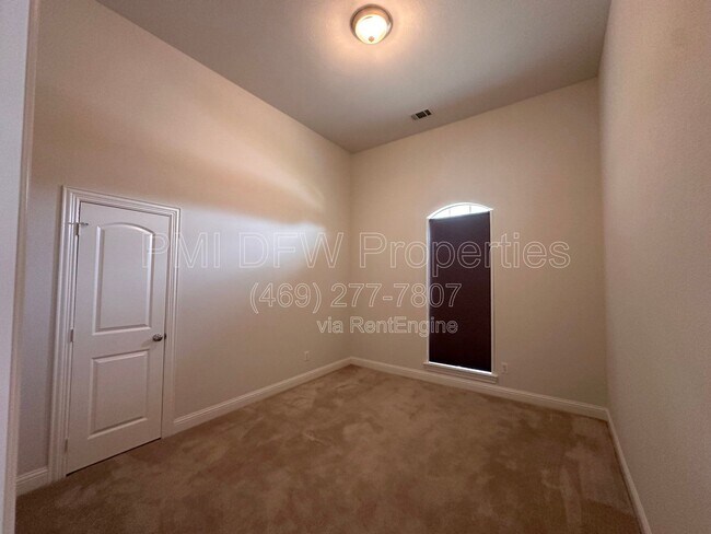 Building Photo - 2610 Meadow Ridge Dr