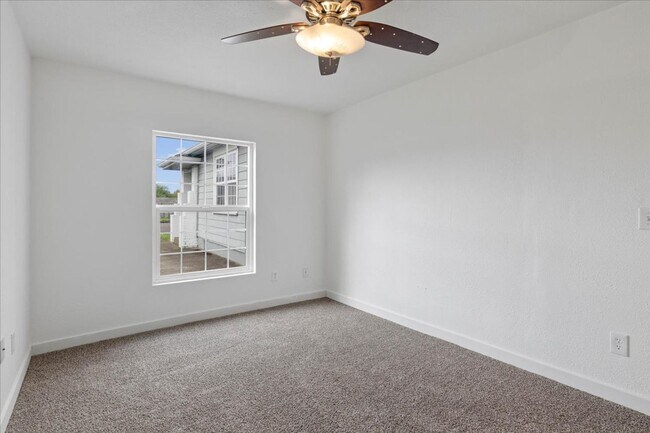 Building Photo - 704 SW 16th Ave