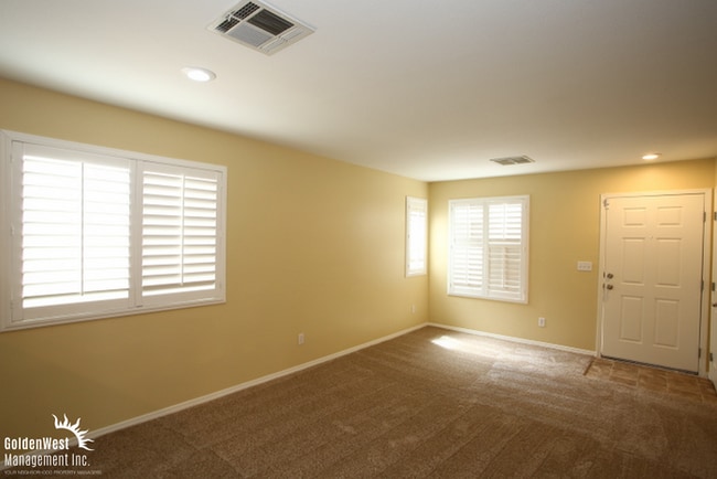Building Photo - Gorgeous 4Bdm 2.5Ba Two Story Home in Desi...