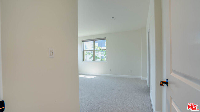 Building Photo - 5037 Rosewood Ave
