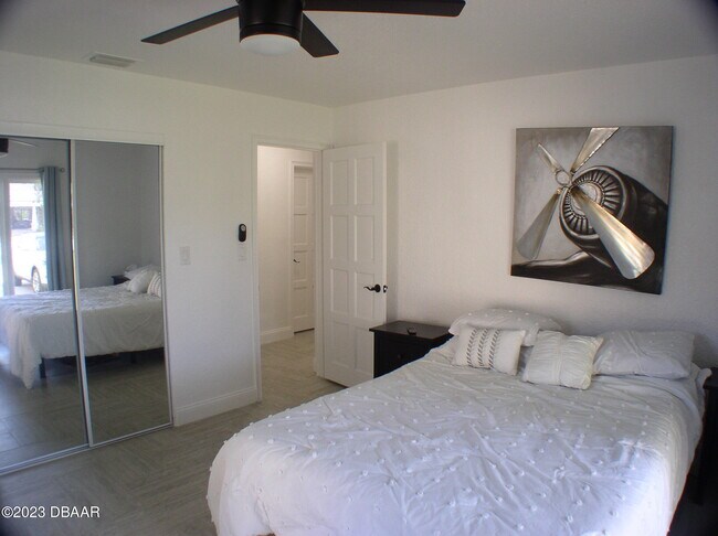 Building Photo - 8 Taxiway Lindy Loop