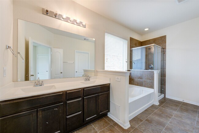 Building Photo - 16 Rose Desert Ct