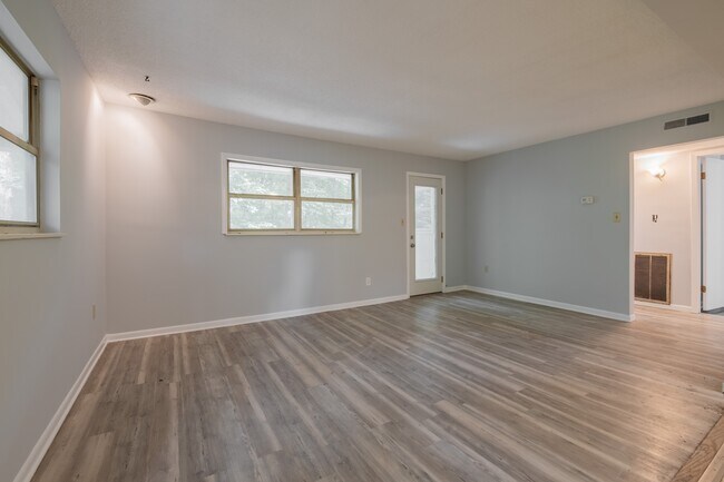 Building Photo - 109 E Holston Ln