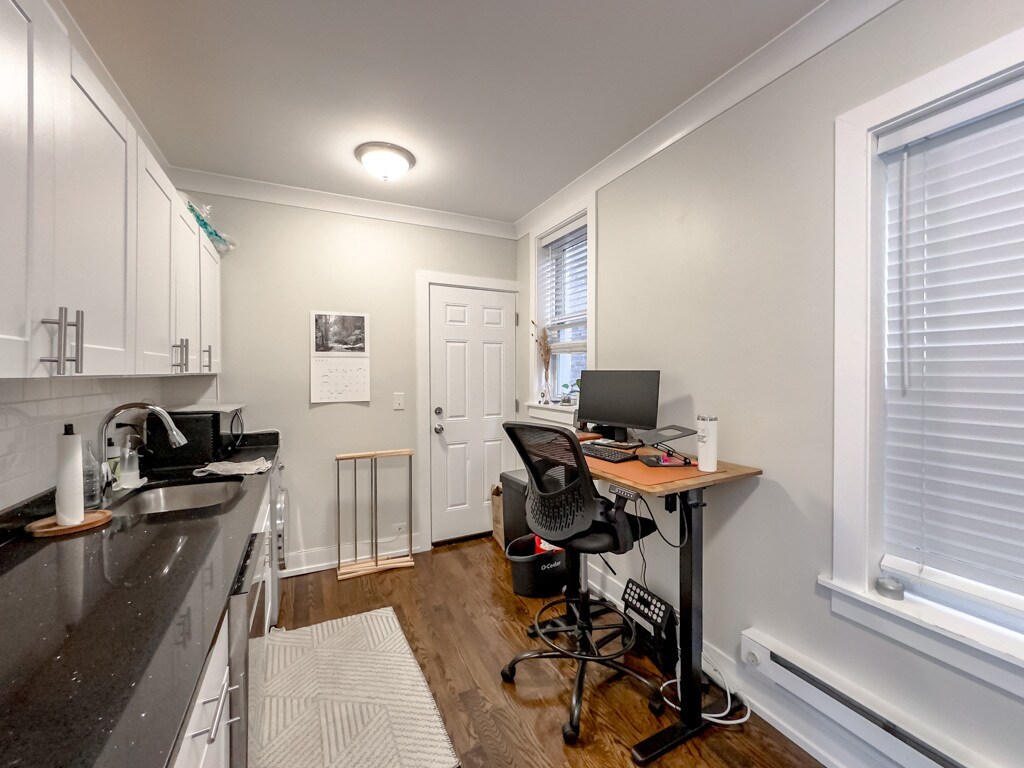 Building Photo - 648 W Roscoe St