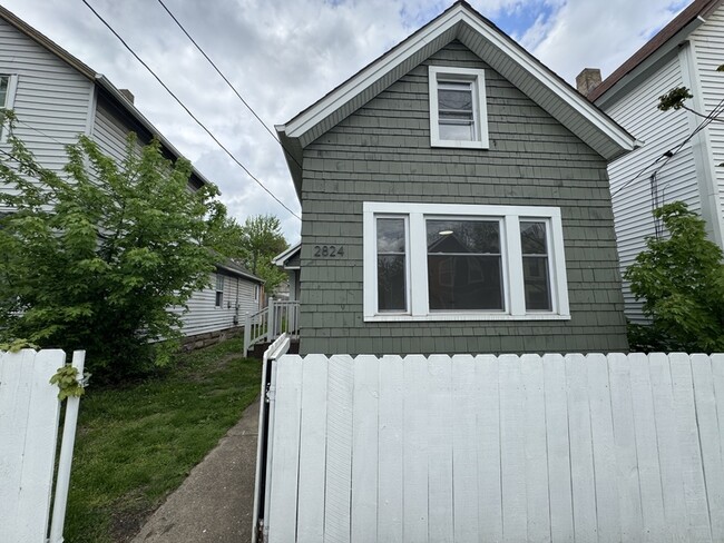 Building Photo - 2824 York Ave