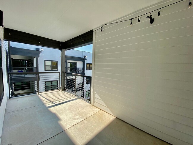 Building Photo - Stylish 3 Bedrooms 2 Bathrooms with Top-Tier Amenities Condo in East Austin!!!