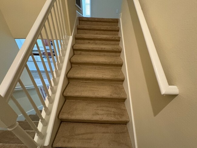 Building Photo - 6 BEDROOM + LOFT, 3 BATH HOME INDEPENDENCE...