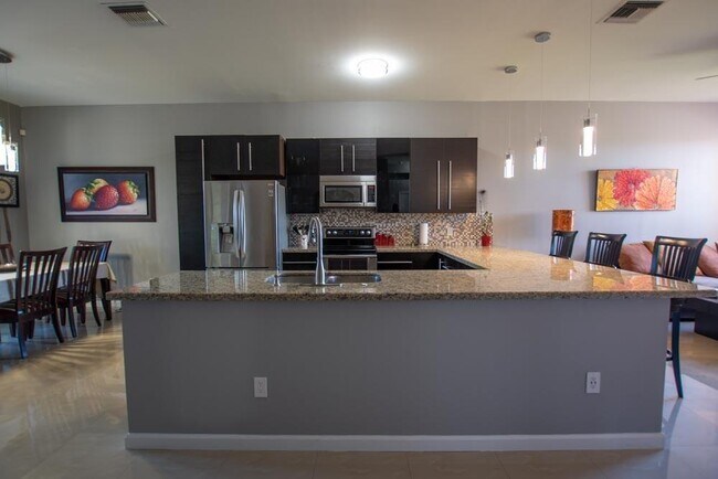 Building Photo - 608 Lake Wellington Dr