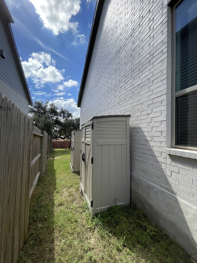 Building Photo - 126 Huntwick Dr
