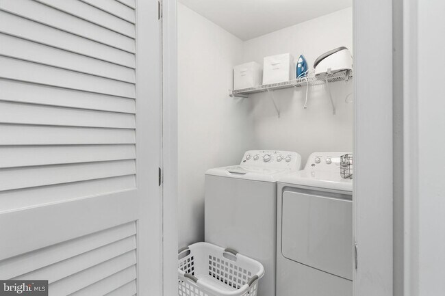 Building Photo - 308 Douglas Ave