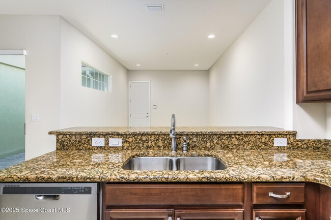 Building Photo - 3325 Sedge Dr