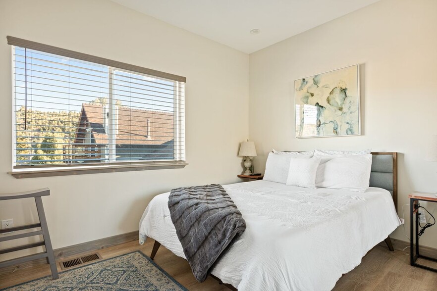 Building Photo - 1215 Valley View Dr