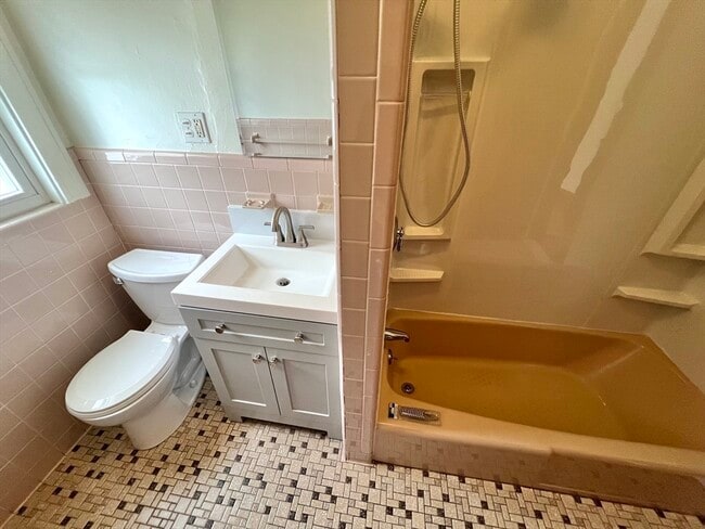 Building Photo - 171 School St