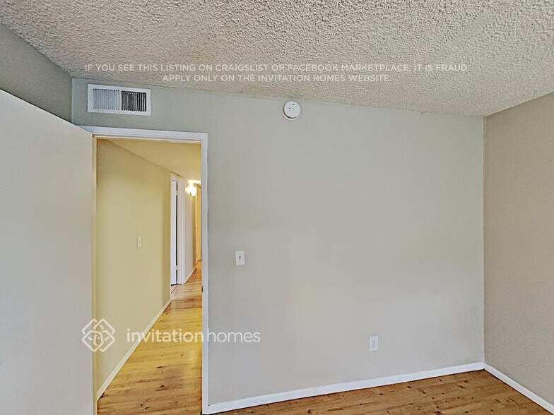 Building Photo - 2802 W Vista Ave