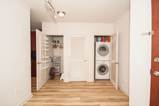 Building Photo - For Rent: Stunning 17th Floor Views of Dow...