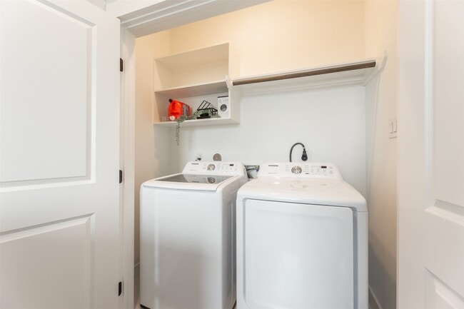 Building Photo - 605 Middle St