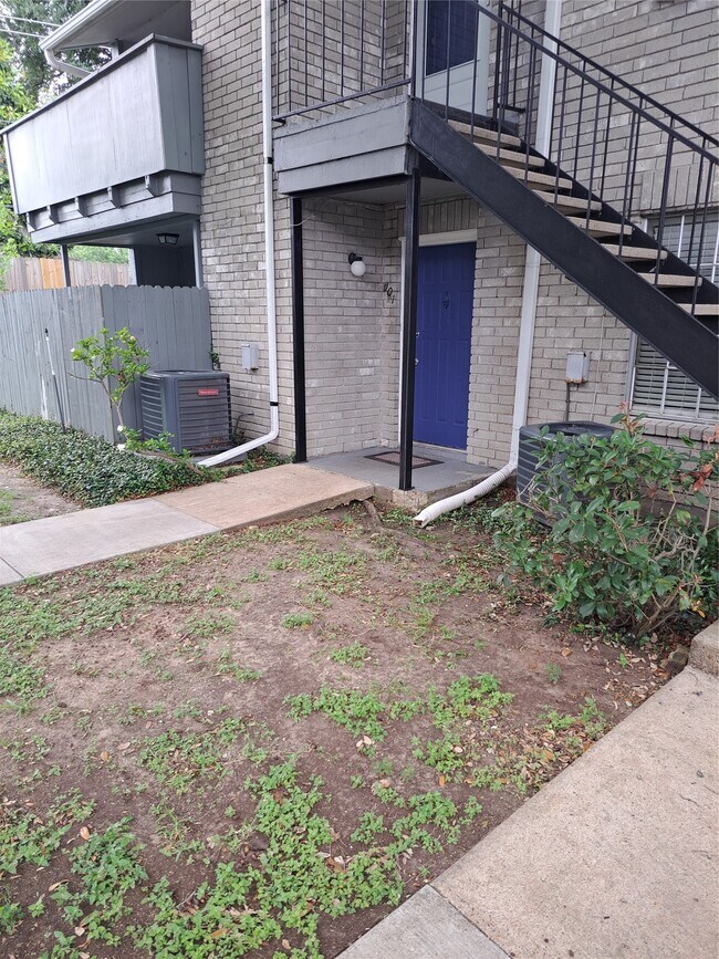 Building Photo - 9797 Leawood Blvd