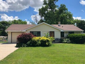 Building Photo - Large 4 bedroom 2 bath home right off of West Center