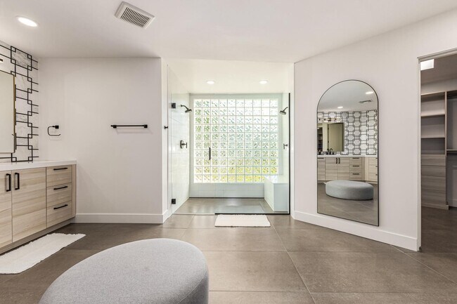 Building Photo - 9917 N 52nd St